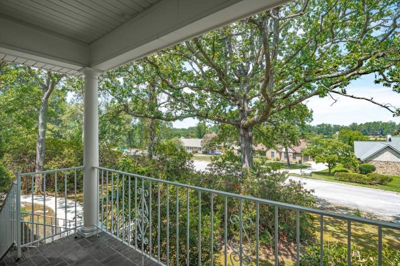 Lakeview Retreat with Artistic Flair! Image